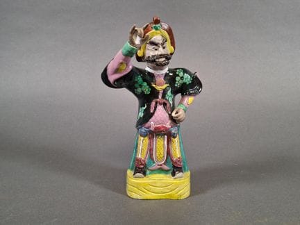 Figura maschile in porcellana e smalti.
Famiglia r