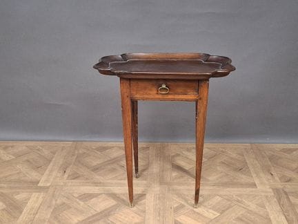 Table de salon en noyer, le plateau cabaret à bord