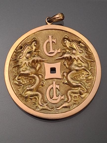 Pendentif rond en or jaune 585 millièmes orné de d