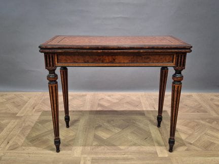 Table à jeux en bois plaqué et bois noirci, le pla