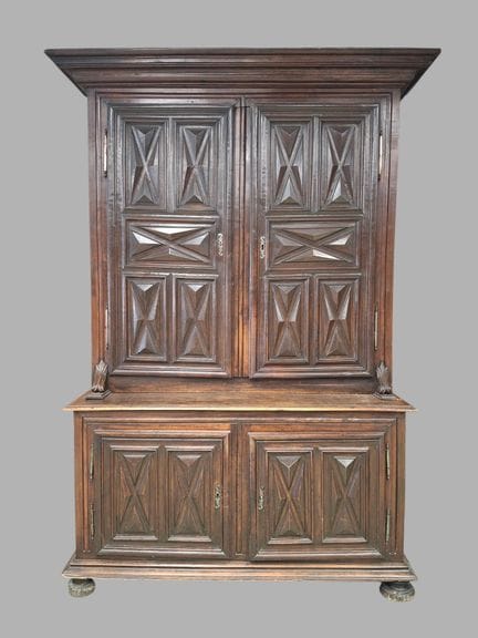 Credenza a due corpi in legno modanato e intagliat