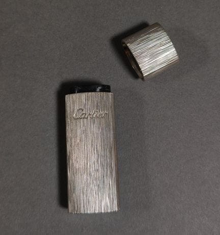 Vaporisateur de sac Cartier en métal argenté. Long