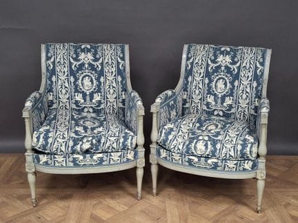 Coppia di poltrone bergère in legno laccato grigio