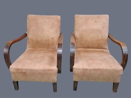 Paire de fauteuils bas en bois teinté l'assise et 