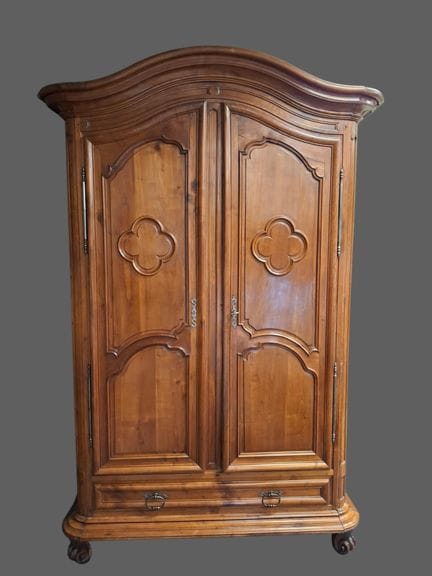 Grande armadio in legno di albero da frutto con mo