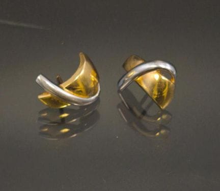 Coppia di orecchini a bottone in oro giallo e oro 