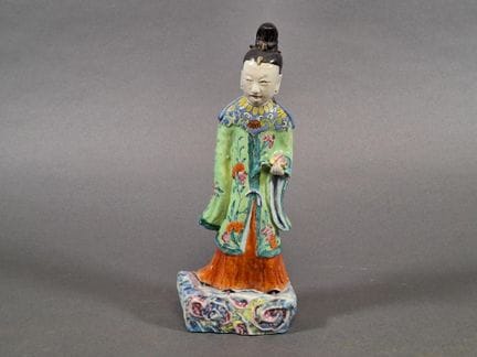 Figura femminile in piedi in porcellana con smalti