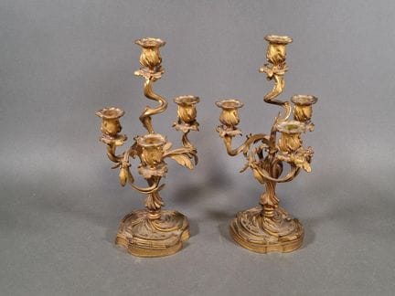 Coppia di candelieri in bronzo dorato in stile Lui