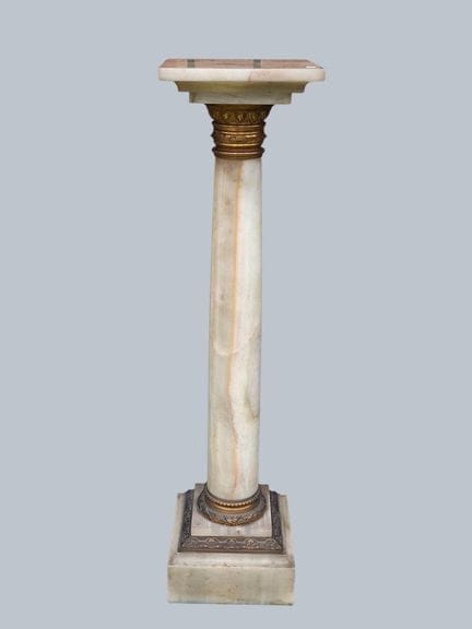 Sellette en onyx et bronze doré. Base carrée, fût 