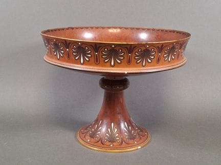 SEVRES. Grande coppa in porcellana in stile etrusc