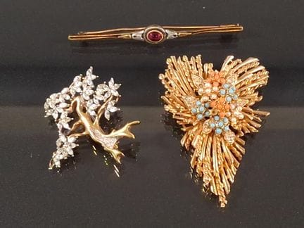 Trois broches fantaisie : arbre, broche barrette d