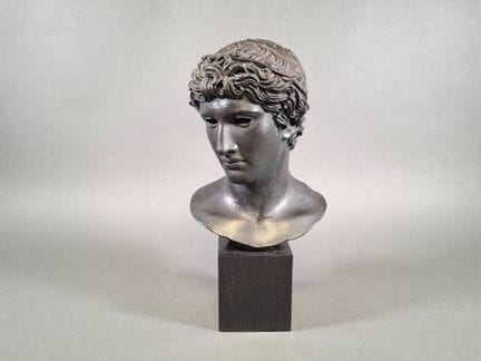 Testa di Apollo in resina laccata di nero.
Riprodu
