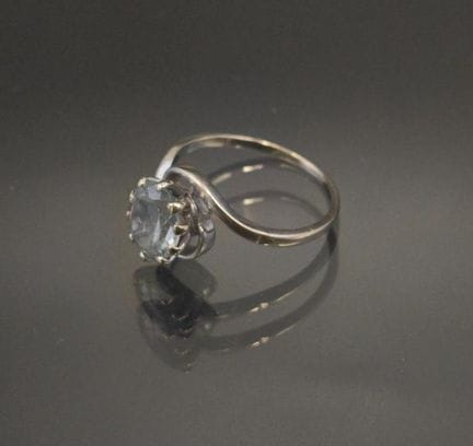 Anello in oro bianco 750 con una tormalina ovale. 