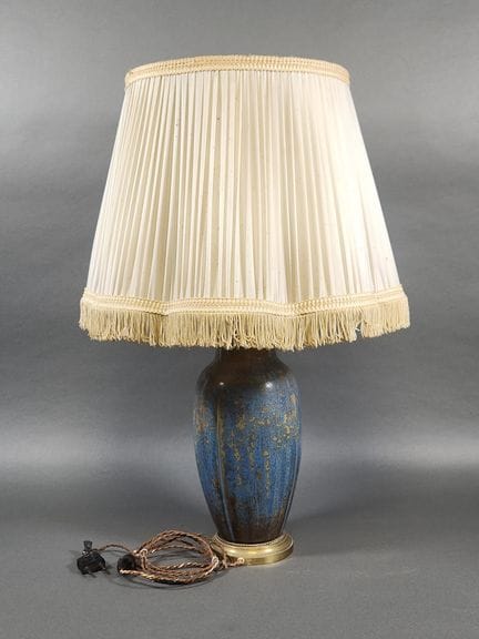 Lampada in ceramica con smalto blu e marrone. Mont