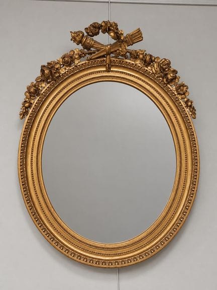 Specchio ovale in legno con decorazioni dorate e v