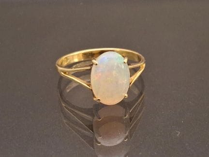Bague en or jaune 585 millièmes sertie d’un caboch