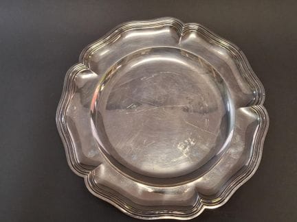 Piatto circolare in argento, con bordo sagomato de