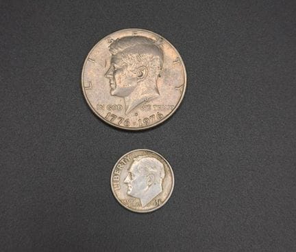 2 pièces de monnaies américaines en argent dont: H
