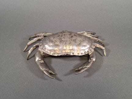 Scatola a forma di granchio in bronzo argentato. 
