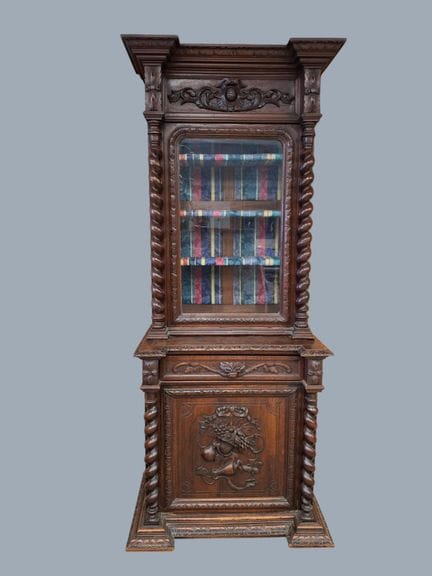 Buffet à deux corps en chêne mouluré et sculpté ou