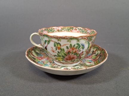 Tazza e piattino in porcellana di Canton.
Cina, XI