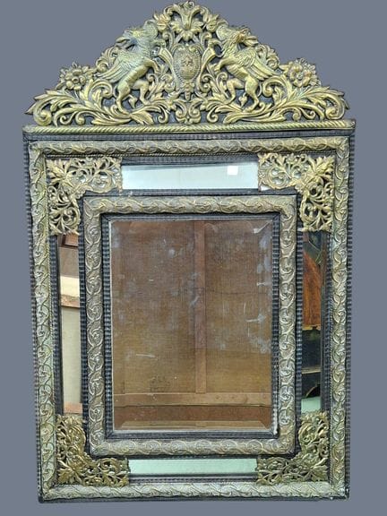 Grande specchio con cornici e frontone in legno e 