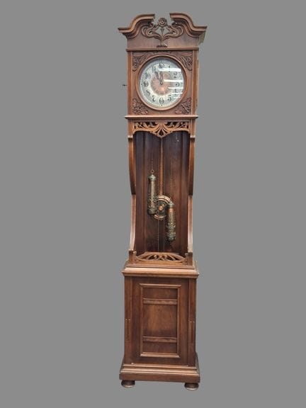 Horloge de parquet en noyer mouluré et sculpté. Ep