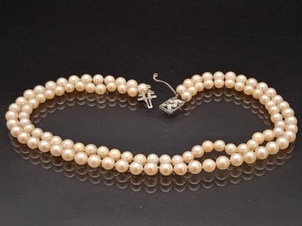 Collier à deux rangs de perles, fermoir en or fris