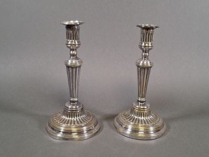 Coppia di candelieri in metallo argentato in stile