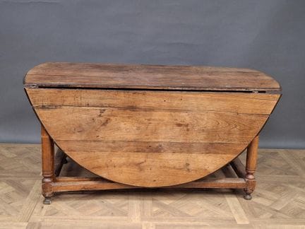 Table à battants en bois posant sur quatre pieds e