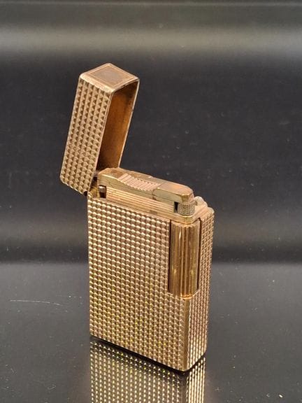 ST DUPONT. Briquet de poche en métal doré à décor 