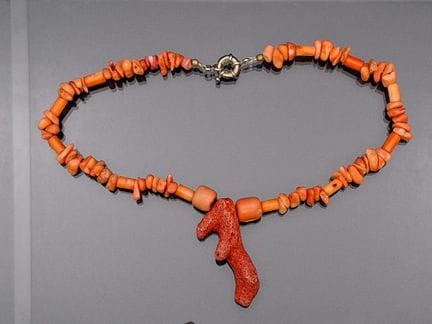 Collier de perles de corail irrégulières retenant 