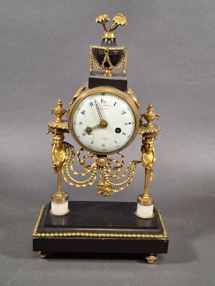 Orologio a portale in bronzo dorato, marmo bianco 