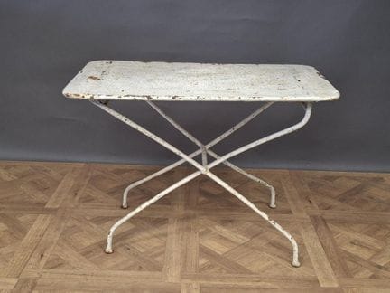 Table de jardin en fer, le plateau à décor repercé