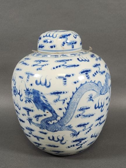 CINA. Vaso con coperchio in porcellana, decorato c