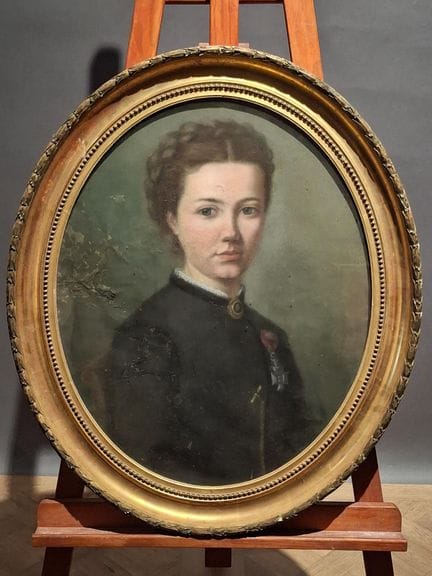 法国画派，约1865年
阿梅莉·里克布什肖像，佩戴初级女修会成员徽章
58 厘米 × 47 厘米
（