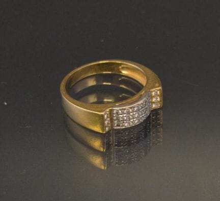 Petite bague tank en or jaune 750 millièmes pavée 