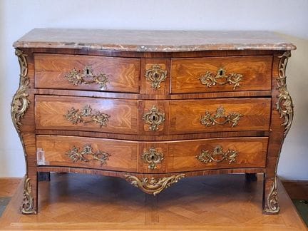 Comò a tomba in legno intagliato, con quattro cass