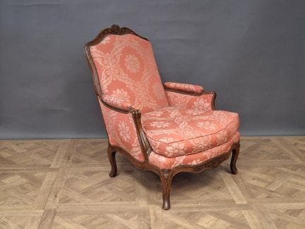 Bergère à dossier plat en bois à décor mouluré et 