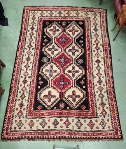 Tapis d'Orient en laine nouée à décor de motifs gé