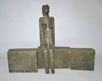 Manfred Kieselbach, Femme assise, sculpture en bro