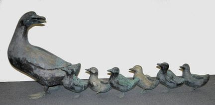 Kurt Arentz, Anatra con 6 anatroccoli, scultura in