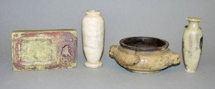 Quatre objets en pierre appartenant à un érudit de
