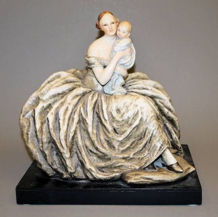 Guido Cacciapuoti, Madre con un niño pequeño, escu