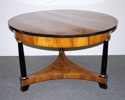 Stately Empire-style round table in walnut, c. 183