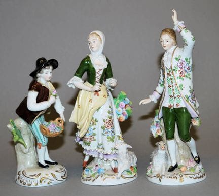Tres figuras de porcelana, escenas pastorales de V