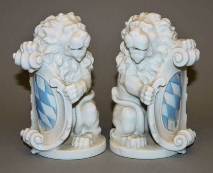 Dos leones bávaros con escudo heráldico como adorn