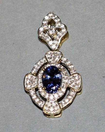 Pendant with brilliant-cut diamonds and a sapphire
