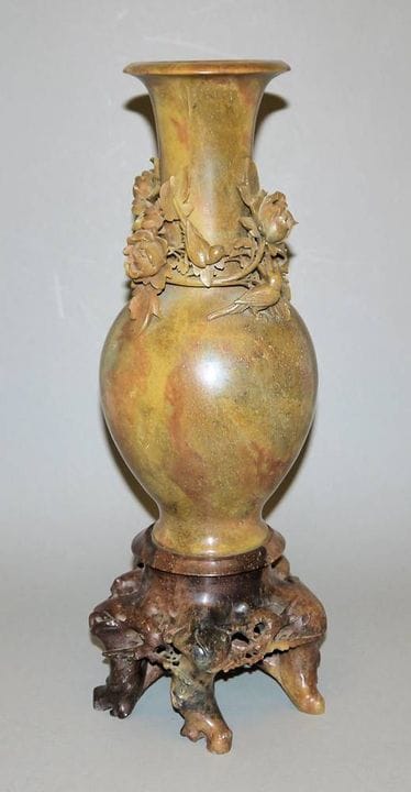 Grand vase en pierre orné de fleurs de pivoine, Ch