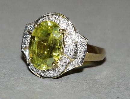 Ring with Capelinha sphene and brilliant-cut diamo